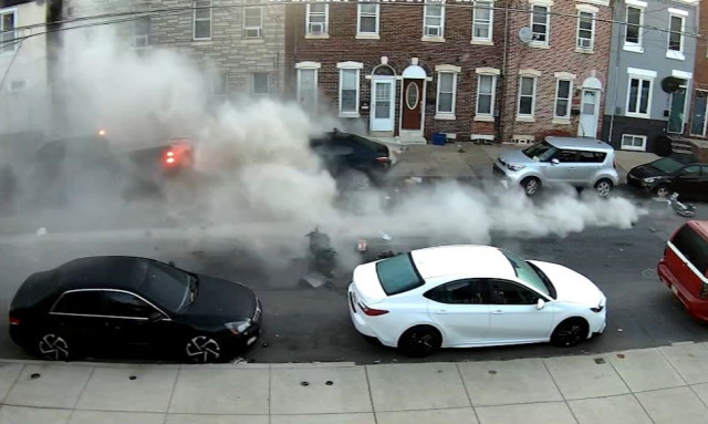 ΗΠΑ: Τρομακτικό ατύχημα - Φορτηγάκι με 4 ανήλικους παραβίασε το κόκκινο και προκάλεσε το χάος