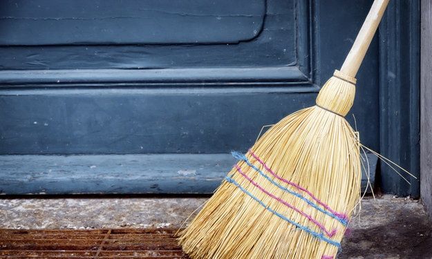 Χαλκιδική: 19χρονη χτύπησε φίλο της με σκουπόξυλο στο κεφάλι για... 10 ευρώ