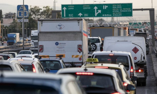 Καίγεται όχημα στη λεωφόρο Κηφισού - Προβλήματα στην κυκλοφορία
