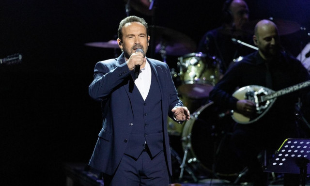 Ο Κώστας Μακεδόνας ερμηνεύει Μίμη Πλέσσα στο θέατρο Παλλάς