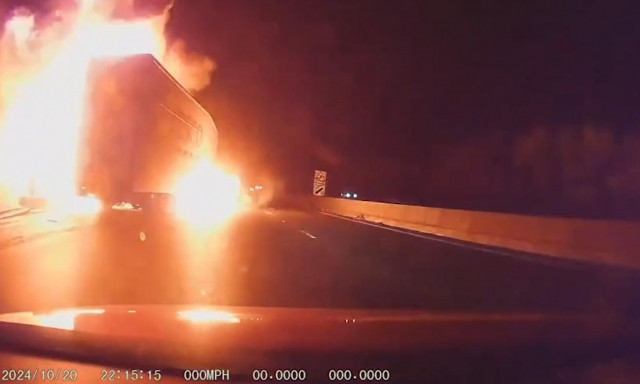 Φορτηγό τυλίγεται σε «μπάλα φωτιάς» στον μεγαλύτερο αυτοκινητόδρομο της Βρετανίας - Δείτε βίντεο