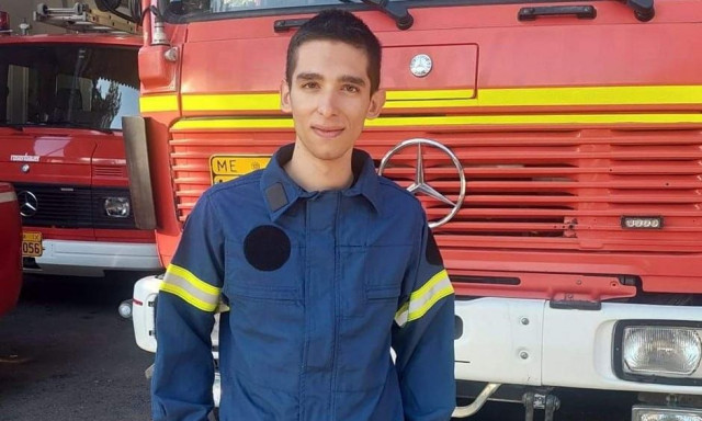 «Ας βάλουμε πατάκια να μην χαλάσει το πάτωμα», λέει ο πυροσβέστης που τον κατέβασαν από το λεωφορείο