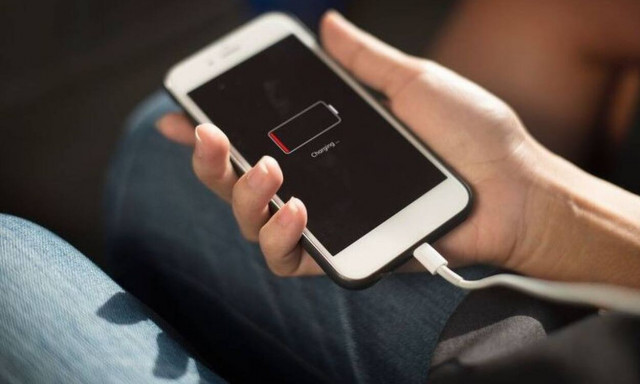 Αυτός ο δημοφιλής τρόπος φόρτισης μπορεί να χακάρει και να καταστρέψει το κινητό σας