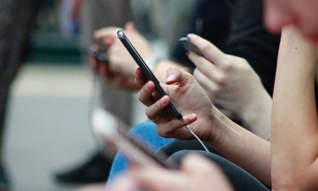 Κινητά στα σχολεία: Περισσότερες από 6.000 αποβολές μαθητών από την αρχή της σχολικής χρονιάς