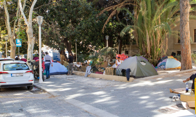 Ρόδος: Μετανάστες σε σκηνές και χαρτόκουτα στο κέντρο του νησιού – «Να αποσυμφορηθούν οι δομές»