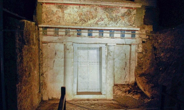 Δέος: Ταυτοποίησαν τον χιτώνα του Μεγάλου Αλεξάνδρου σε έναν από τους βασιλικούς τάφους στη Βεργίνα