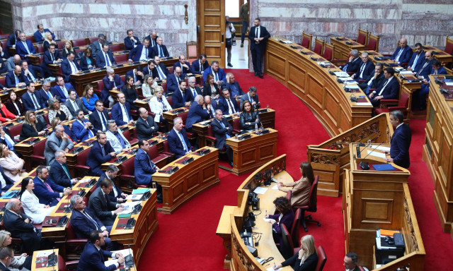 Πηγαδάκια, χειραψίες και selfies– Εικόνες από τη συζήτηση των πολιτικών αρχηγών στη Βουλή