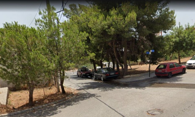 Φωτιά στο Πέραμα – Καίει σε οικόπεδο με παράπηγμα, αναφορές για εκρήξεις από τους κατοίκους