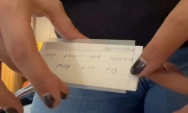 Έκανε εκκαθάριση στο σπίτι του νεκρού πατέρα της και βρήκε ένα «περίεργο» σημείωμα με μυστικό κόλπο