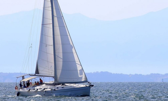 Ρυμουλκήθηκε στο λιμάνι το ιστιοπλοϊκό που εξέπεμψε SOS έξω από την Πάρο
