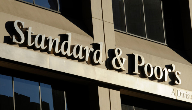 S&P: Αναβάθμισε τέσσερις ελληνικές τράπεζες – Ποιες πήραν την επενδυτική βαθμίδα