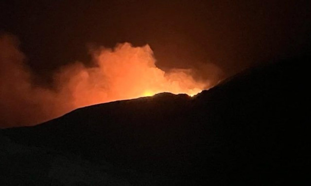 Φωτιά στην Κίμωλο: Βελτιωμένη εικόνα, δεν απειλείται οικισμός