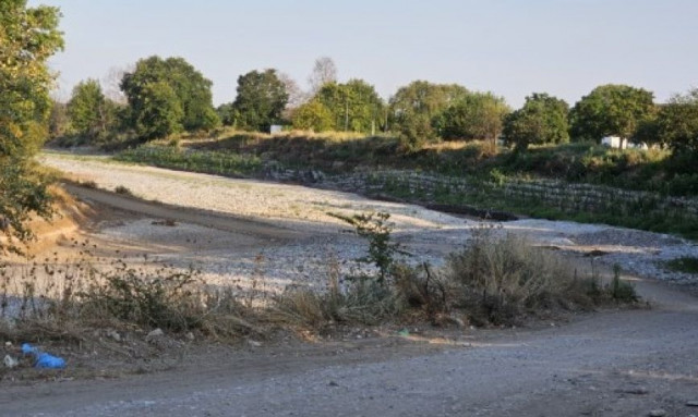 Τρίκαλα: Ο Πηνειός στέρεψε και οι κάτοικοι τον χρησιμοποιούν για δρόμο