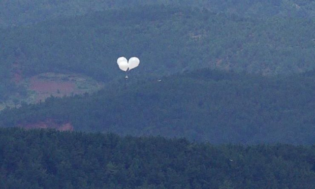 Ο «πόλεμος» των σκουπιδιών στην Κορέα: Η Βόρεια έστειλε μπαλόνι στην προεδρική κατοικία στη Σεούλ