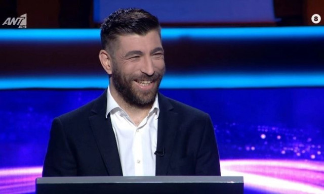 Μυθική ατάκα στον «Εκατομμυριούχο» από παίκτη με γραφείο τελετών: «Έχω έρθει με το υπηρεσιακό»