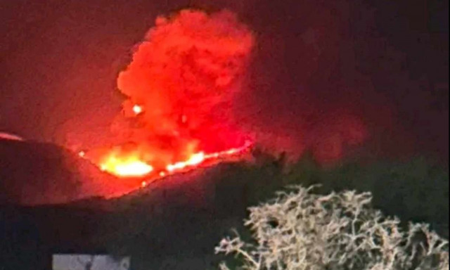 Φωτιά στην Κίμωλο: Έφτασαν οι πρώτοι πυροσβέστες στο πύρινο μέτωπο – Νύχτα αγωνίας στο νησί