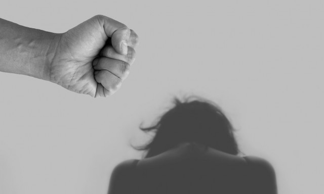 Θεσσαλονίκη: 28χρονος χτύπησε την έγκυο αδερφή του και τον σύντροφό της