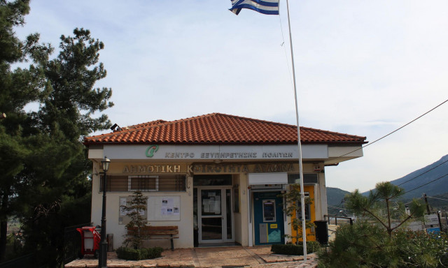 Ισχυρή έκρηξη έξω από το δημαρχείο του Αυλώνα – Στόχος ήταν τα δύο ΑΤΜ στον προθάλαμο