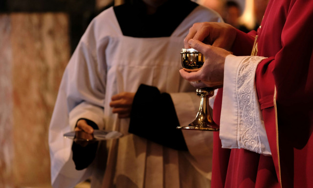 Σύρος: Η πρώτη αντίδραση των καθολικών ιερέων, που φέρονται να εμπλέκονται στην υπόθεση υπεξαίρεσης