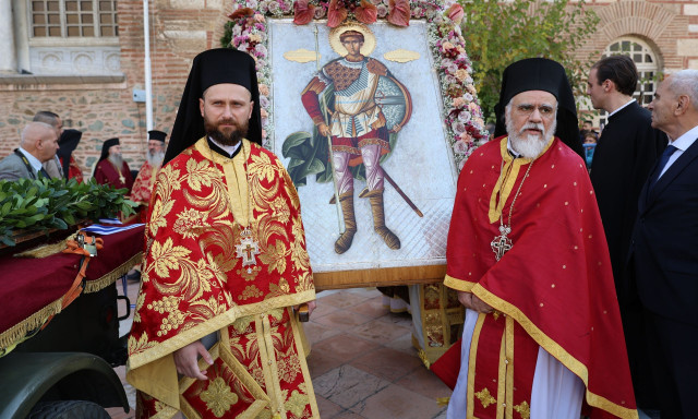 Θεσσαλονίκη: Κατάνυξη και πλήθος πιστών στη λιτανεία για τον Άγιο Δημήτριο – Δείτε εικόνες