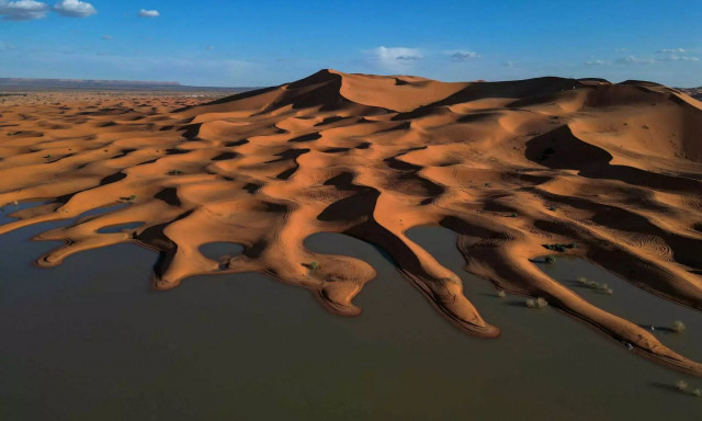 Έρημος Σαχάρα: Εικόνες drone δείχνουν μεγάλες λίμνες ανάμεσα σε αμμόλοφους και φοίνικες