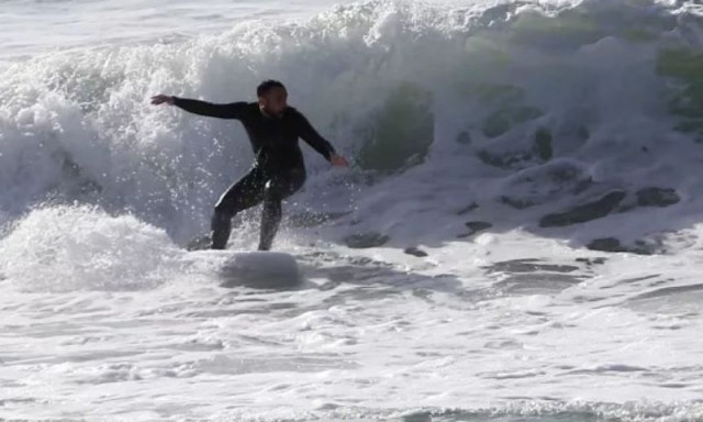 Χανιά: Καρέ – καρέ οι δραματικές στιγμές διάσωσης ενός λουόμενου από σέρφερ