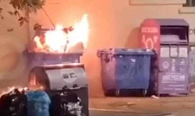 Άγνωστος έβαζε φωτιές σε κάδους απορριμμάτων κάτω από τον Πύργο Αθηνών τα ξημερώματα