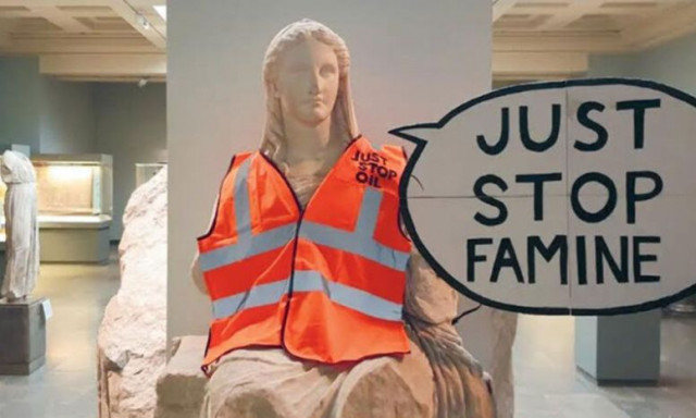 Βρετανικό Μουσείο: Ακτιβιστές έντυσαν με πορτοκαλί γιλέκο αρχαιοελληνικό άγαλμα