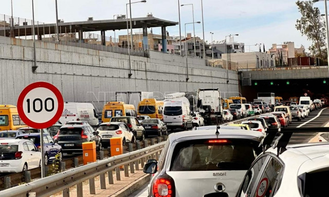 Έσβησε η φωτιά στην Αττική Οδό - Μεγάλες καθυστερήσεις στο ύψος Ηρακλείου