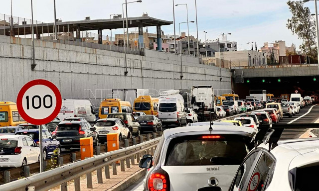 Αδειάζει η Αθήνα με καταιγιστικούς ρυθμούς - Κομφούζιο στις εξόδους