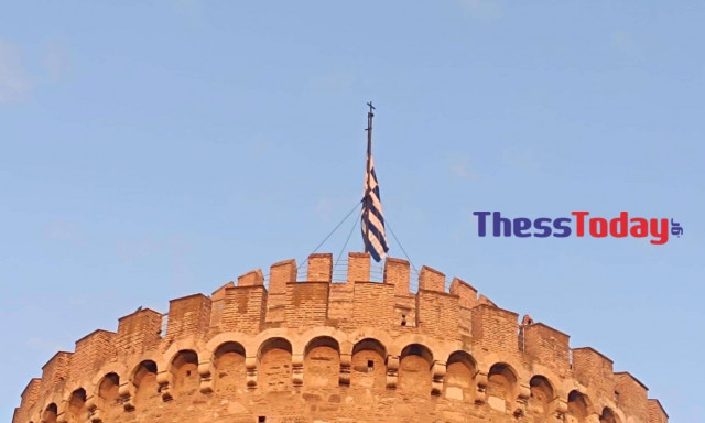 Θεσσαλονίκη: Συγκίνηση προκάλεσε η έπαρση της σημαίας στον Λευκό Πύργο - Δείτε βίντεο