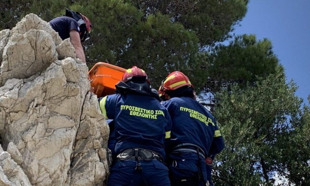 Διάσωση κυνηγού στη Χερσόνησο: Τραυματίστηκε σοβαρά στη μέση ύστερα από πτώση σε δύσβατο σημείο