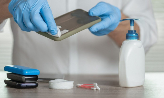 Πώς να καθαρίστε σωστά και εύκολα την θήκη του κινητού σας