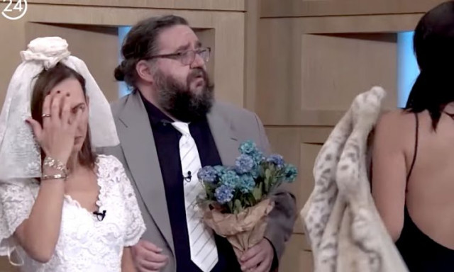 Η πλάτη έξω: Το βίντεο-ντοκουμέντο με την εντυπωσιακή κουμπάρα που έδιωξε από την εκκλησία ο παπάς