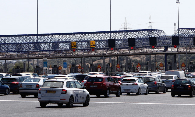 28η Οκτωβρίου: Μετ’ εμποδίων η επιστροφή των εκδρομέων – Ουρές χιλιομέτρων στις Εθνικές Οδούς