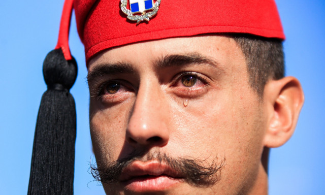 28η Οκτωβρίου: Συγκίνησε ο εύζωνας που δάκρυσε στην παρέλαση της Θεσσαλονίκης