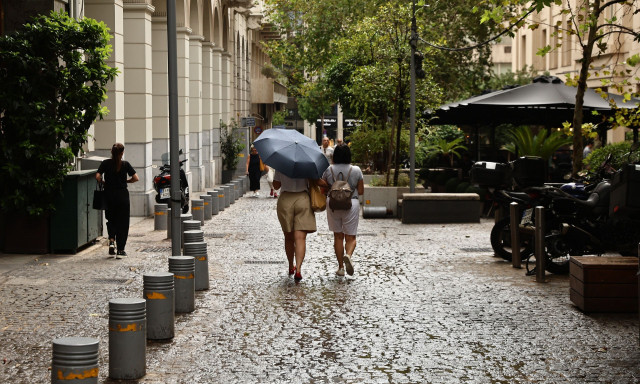 Καιρός: Τοπικές καταιγίδες και άνεμοι τις επόμενες μέρες, υποχωρεί σταδιακά η θερμοκρασία