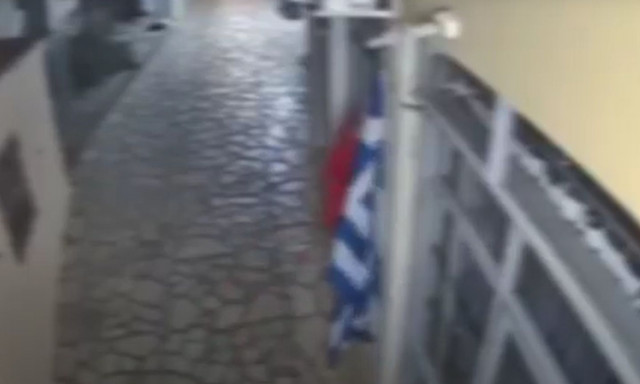 Αρκαδία: Αλλοδαποί στο Λεωνίδιο κατέβασαν Ελληνικές σημαίες