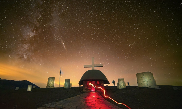 Ο κομήτης των Αδάμαστων: Πάνω από το μνημείο στα Γρεβενά προς τιμήν των ηρώων του 1940