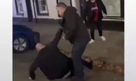 Αγγλία: Πολιτικός «έσπασε» στο ξύλο άντρα - Διαφώνησαν για το επίδομα καυσίμων και μια γέφυρα