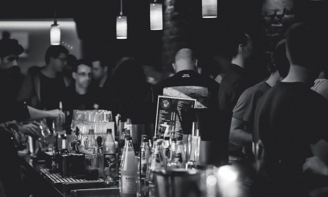 Πάτρα: «Ντου» της ΕΛ.ΑΣ. σε νυχτερινό μαγαζί που τα «έπιναν» ανήλικοι σε τραπέζι