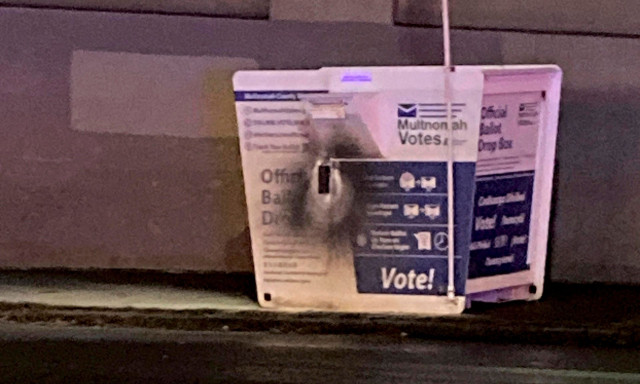 Εκλογές ΗΠΑ: Έρευνες για τις φωτιές σε κάλπες στο Όρεγκον και την Ουάσινγκτον