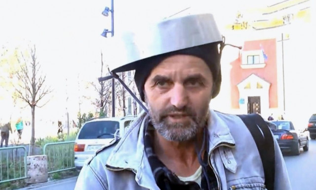 «Άνθρωπος του Ράμα» αυτός που επιτέθηκε στον Μπελέρη - Η εμφάνιση με τα ταψιά στο κεφάλι