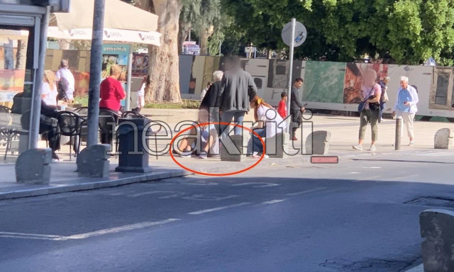 Κρήτη: Τουρίστας έπεσε πάνω σε κολωνάκι σε πλατεία και χτύπησε σοβαρά στο κεφάλι