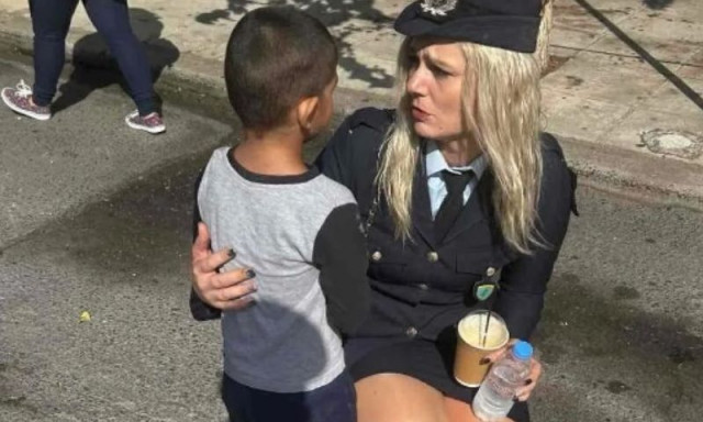 Ηράκλειο: Αγοράκι χάθηκε στην παρέλαση αλλά η αστυνομικός το επέστρεψε στην αγκαλιά της μαμάς του