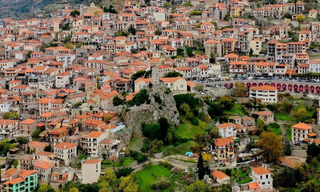 «Βούλιαξε» από κόσμο, «στέγνωσε» από νερό η Αράχωβα - Τι λέει ο δήμαρχος στο Newsbomb.gr