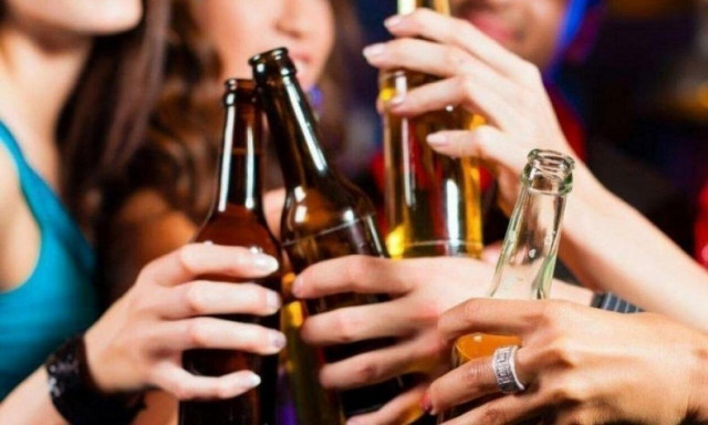 Βουλιαγμένη: «Ένιωσαν ότι τα ποτά είναι "μπόμπα"», λέει μαθήτρια - Τι έδειξε έρευνα της Ασφάλειας