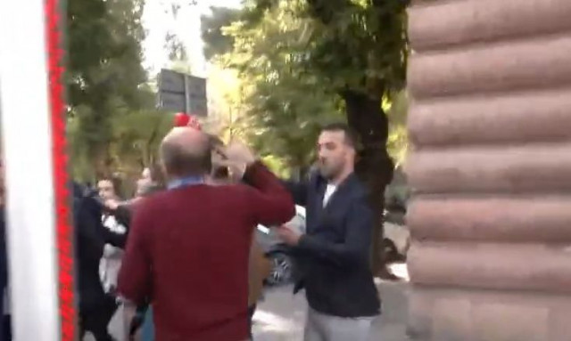 Καταδίκη από το ελληνικό ΥΠΕΞ για την επίθεση στον Φρέντι Μπελέρη