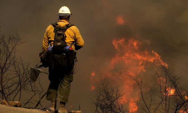 Φωτιά στην Αχαΐα: Στο νοσοκομείο μεταφέρθηκε δασοκομάντο λόγω αδιαθεσίας