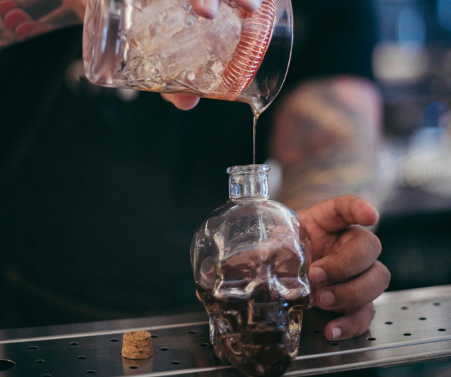 Ποτά «μπόμπες»: Πώς παρασκευάζονται - Πώς να τα αναγνωρίσετε – Ειδικός εξηγεί στο Newsbomb.gr